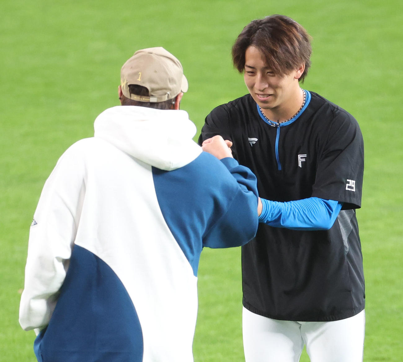 日本ハム対中日　試合前、日本ハム新庄監督（左）にあいさつをする細野（撮影・佐藤翔太）