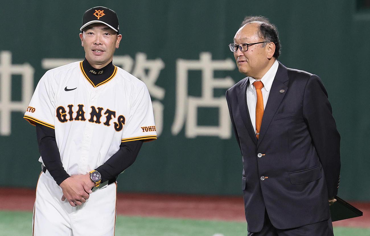 巨人の阿部監督（左）と今村球団社長（24年3月24日撮影）