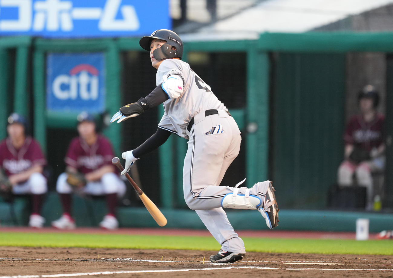楽天対巨人　2回表巨人2死一塁、右越えに先制の2点本塁打を放つ岸田（撮影・菅敏）