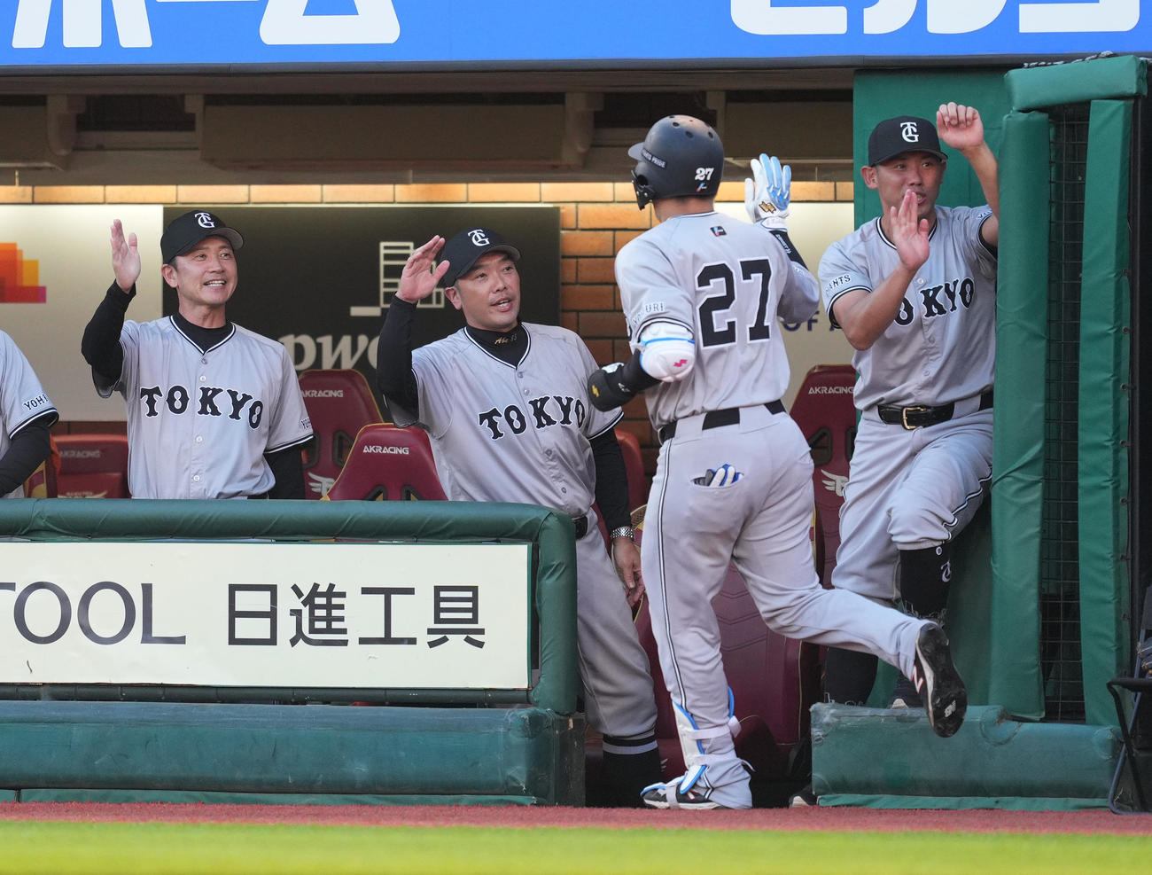 楽天対巨人　2回表巨人2死一塁、右越えに先制の2点本塁打を放ち、阿部監督（左から2人目）に迎えられる岸田（撮影・菅敏）