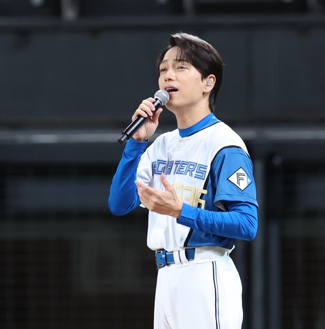 日本ハム対中日　試合前に熱唱する山崎育三郎（撮影・黒川智章）