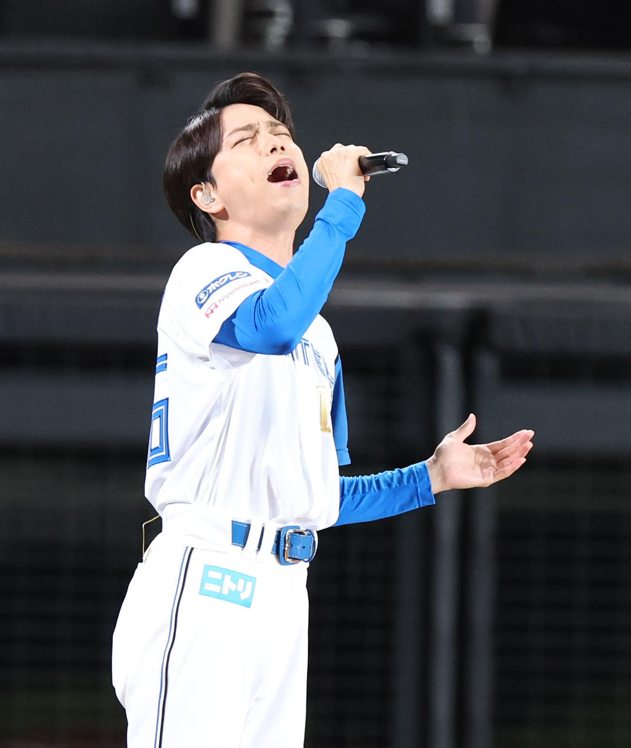 日本ハム対中日　試合前、熱唱するミュージカル俳優の山崎育三郎（撮影・佐藤翔太）