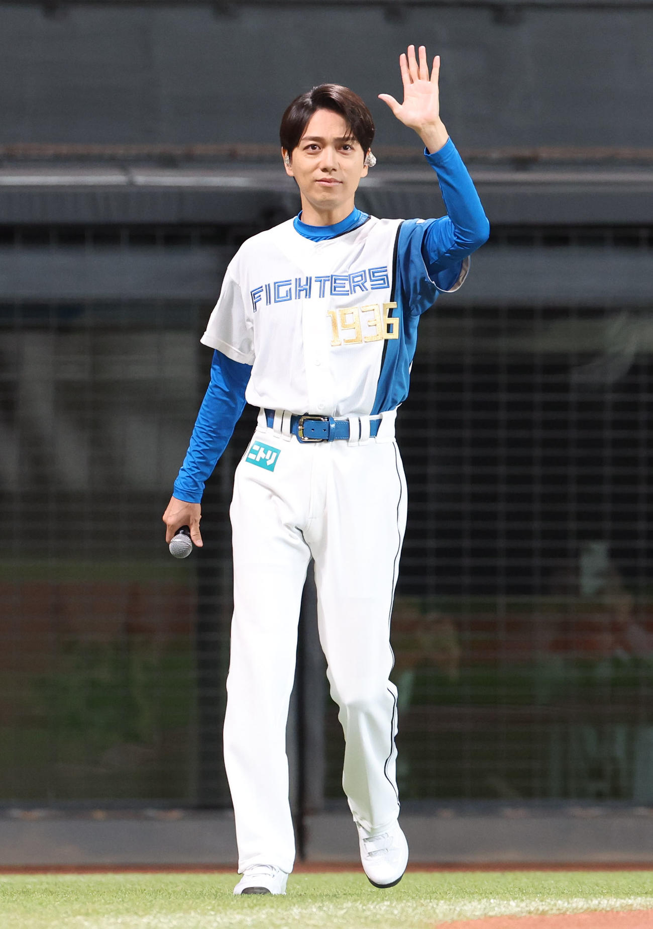 日本ハム対中日　手を振りながら登場するミュージカル俳優の山崎育三郎（撮影・佐藤翔太）