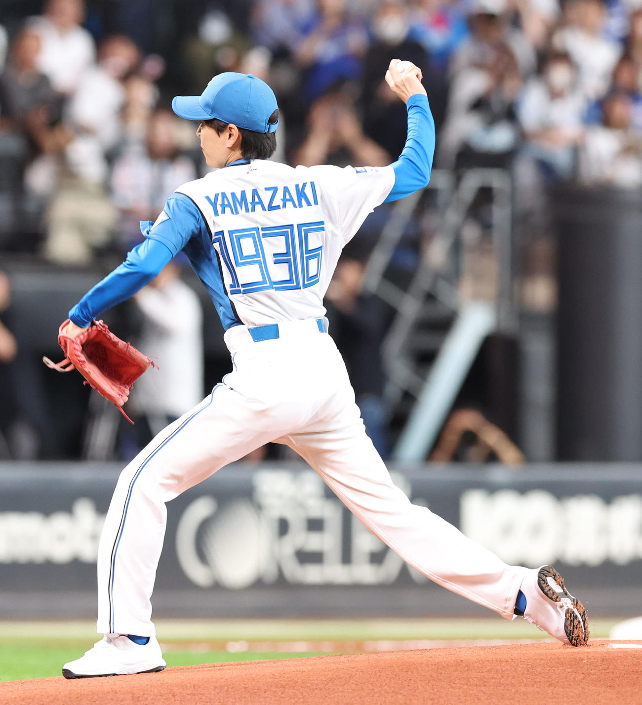 日本ハム対中日　試合前、ファーストピッチを務めるミュージカル俳優の山崎育三郎（撮影・佐藤翔太）