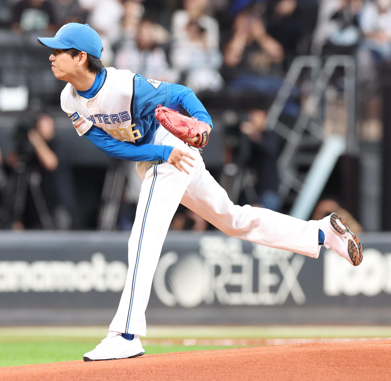日本ハム対中日　試合前、ファーストピッチを務めるミュージカル俳優の山崎育三郎（撮影・佐藤翔太）