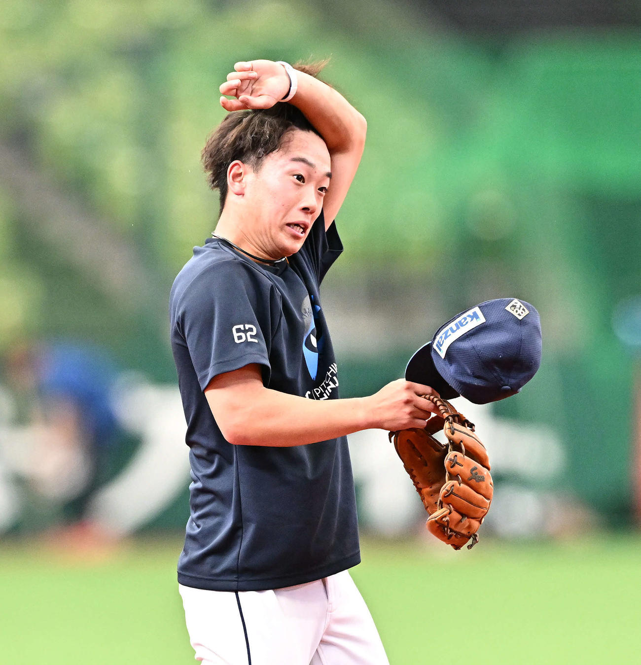 西武対広島　試合前練習で汗をぬぐう西武滝沢（撮影・滝沢徹郎）