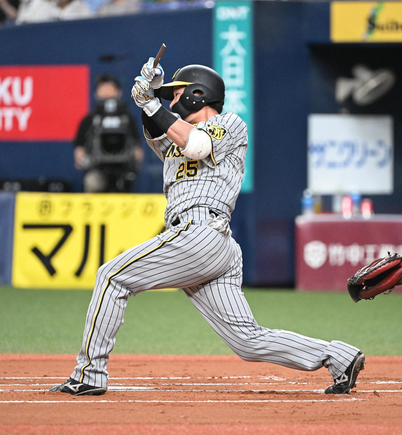 オリックス対阪神　2回表阪神無死、バットを折りながら中前打を放つ渡辺（撮影・和賀正仁）