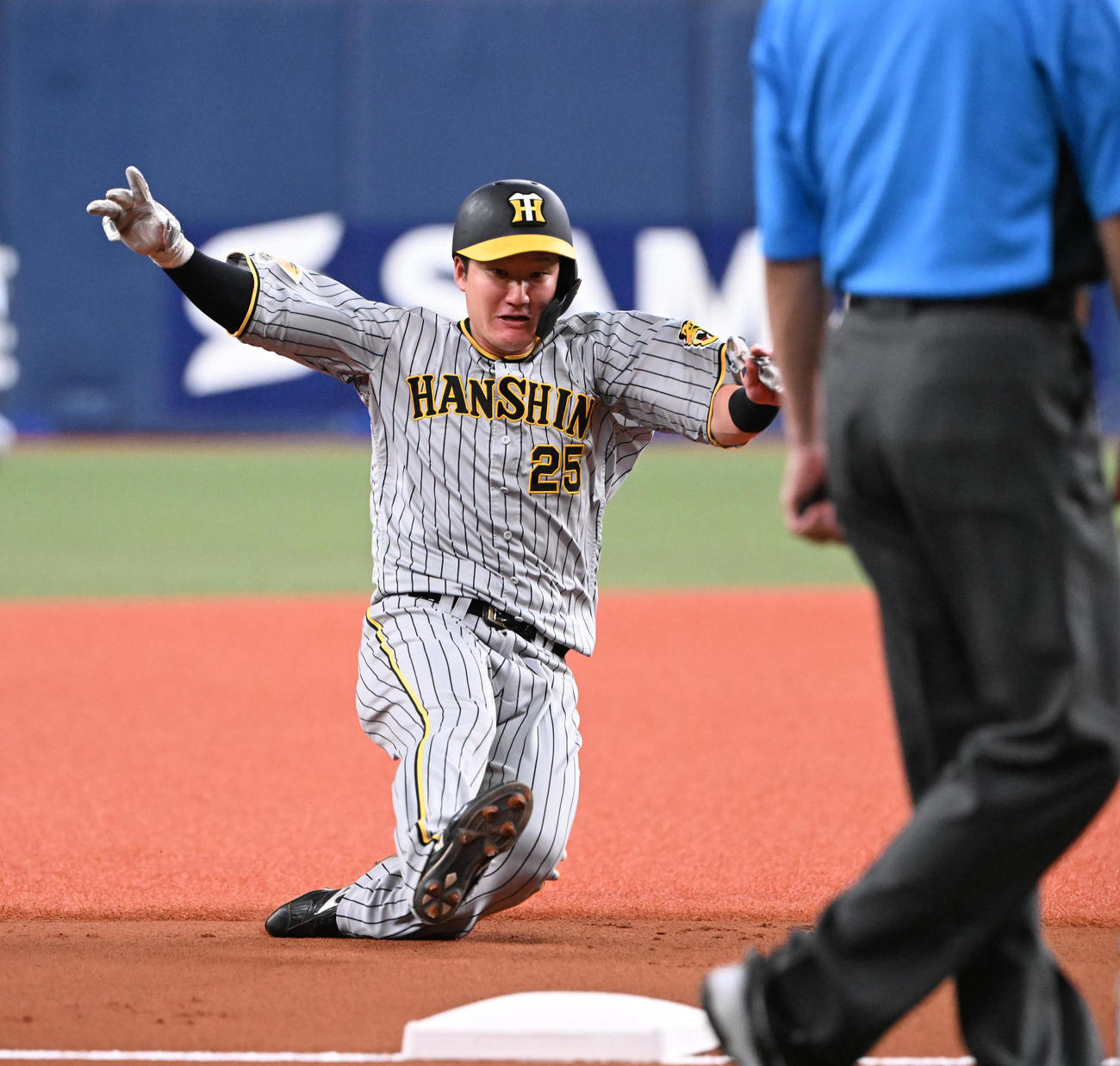 オリックス対阪神　2回表阪神1死一塁、ミエセスの中前打で三塁に進む渡辺（撮影・和賀正仁）