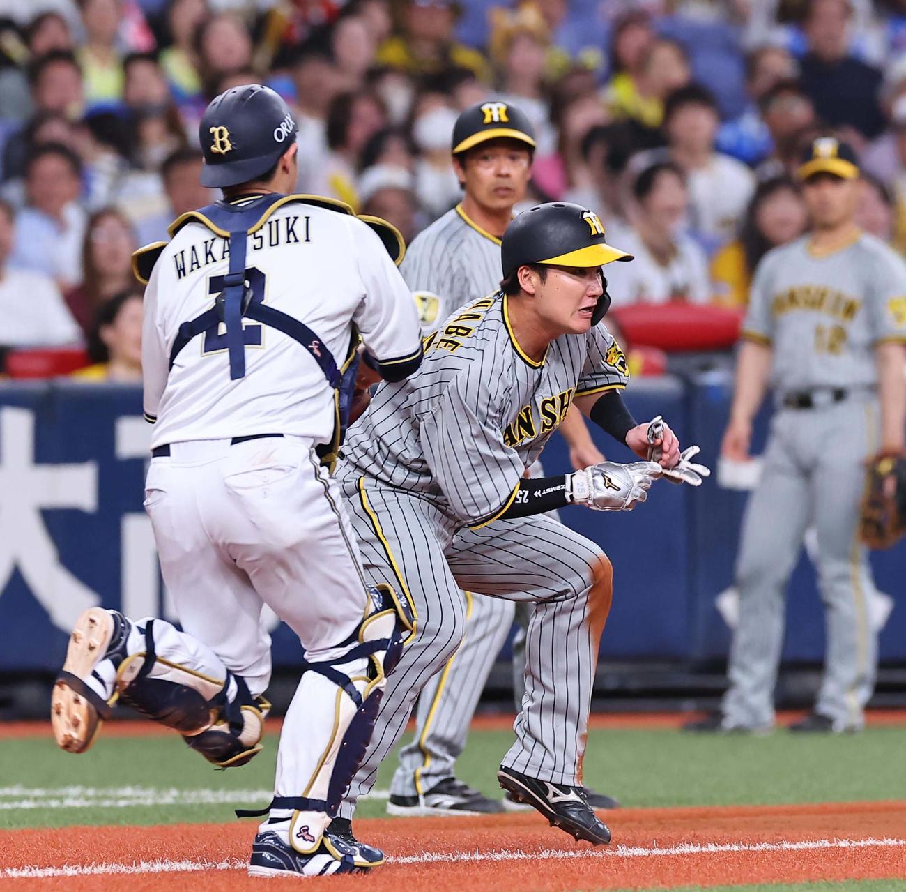 オリックス対阪神　2回表阪神1死一、三塁、渡辺（右）は木浪の一ゴロで三塁を飛び出し挟殺される（撮影・上田博志）
