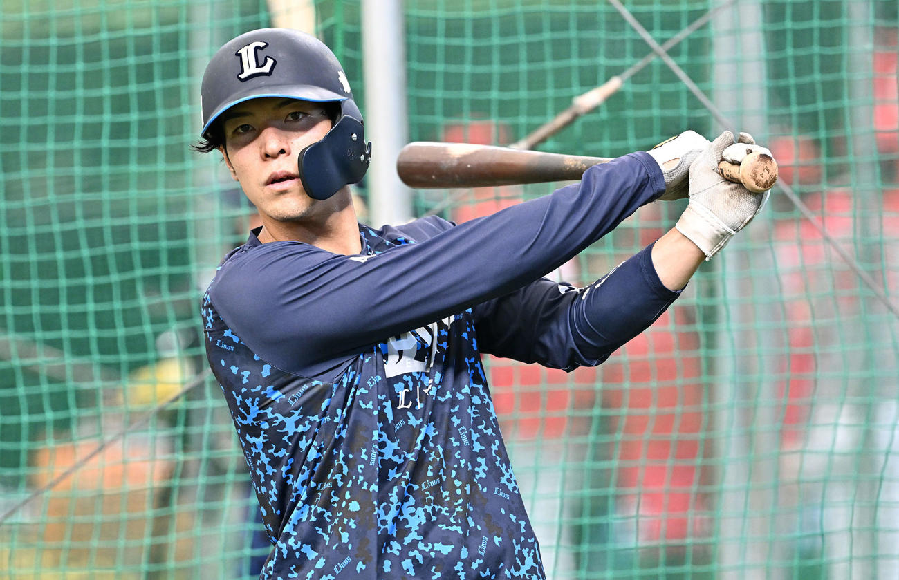 西武対広島　試合前練習する西武山野辺（撮影・滝沢徹郎）