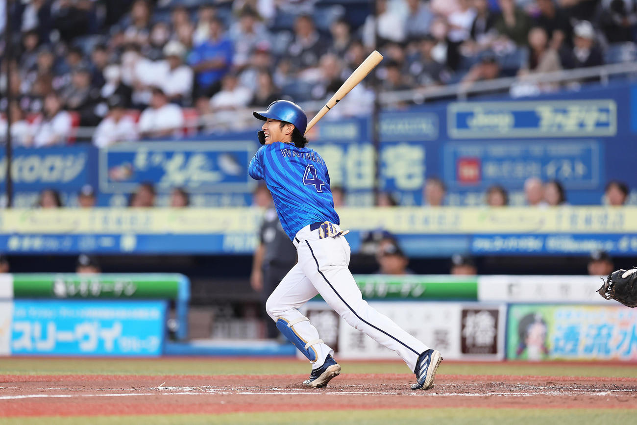ロッテ対DeNA 2回表DeNA無死二、三塁、度会は中越え2点適時三塁打を放つ（撮影・足立雅史）