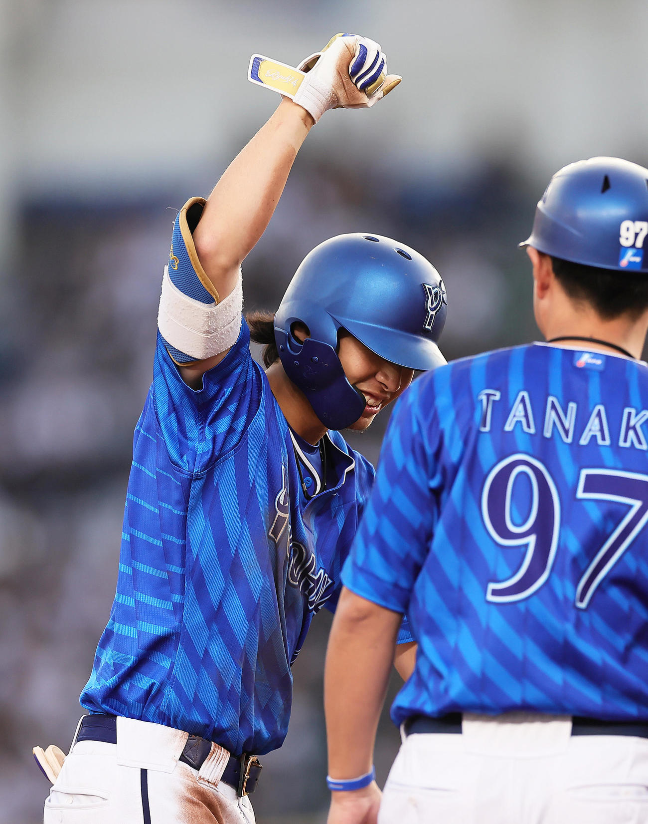 ロッテ対DeNA 2回表DeNA無死二、三塁、度会は中越え2点適時三塁打を放ちガッツポーズ（撮影・足立雅史）