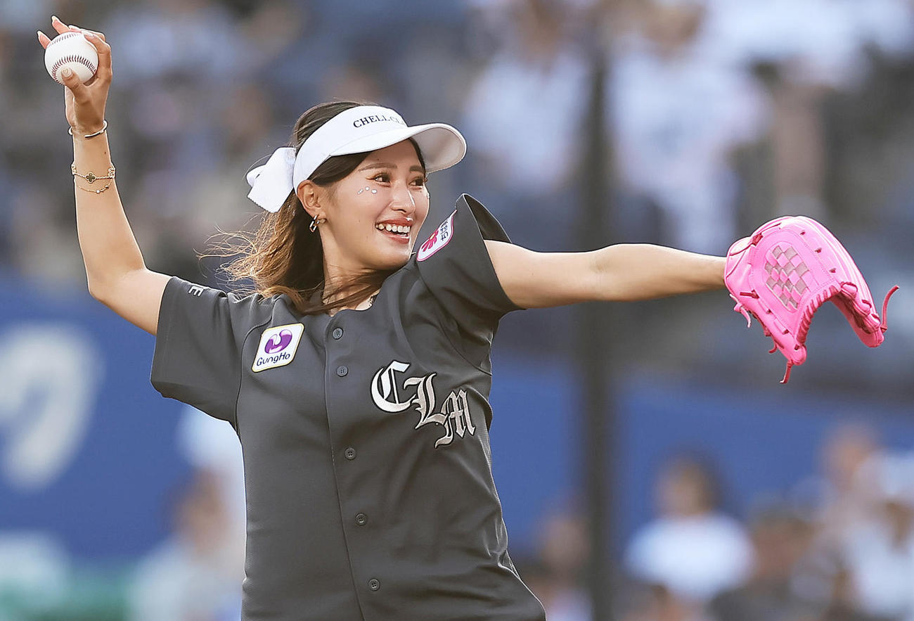 セレモニアルピッチを務めた女子ゴルフの臼井（撮影・足立雅史）
