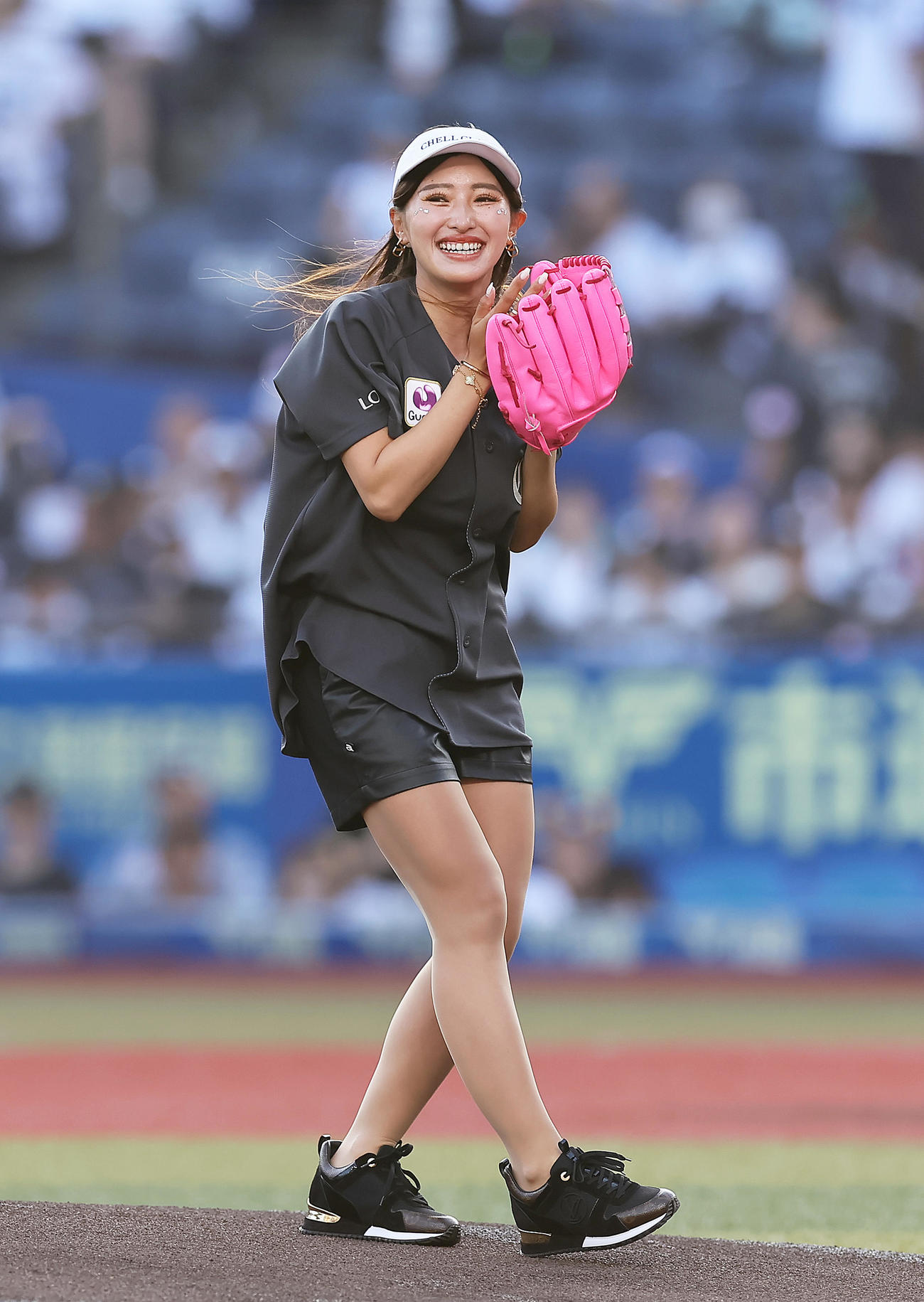 セレモニアルピッチを務め、笑顔を見せる女子ゴルフの臼井（撮影・足立雅史）