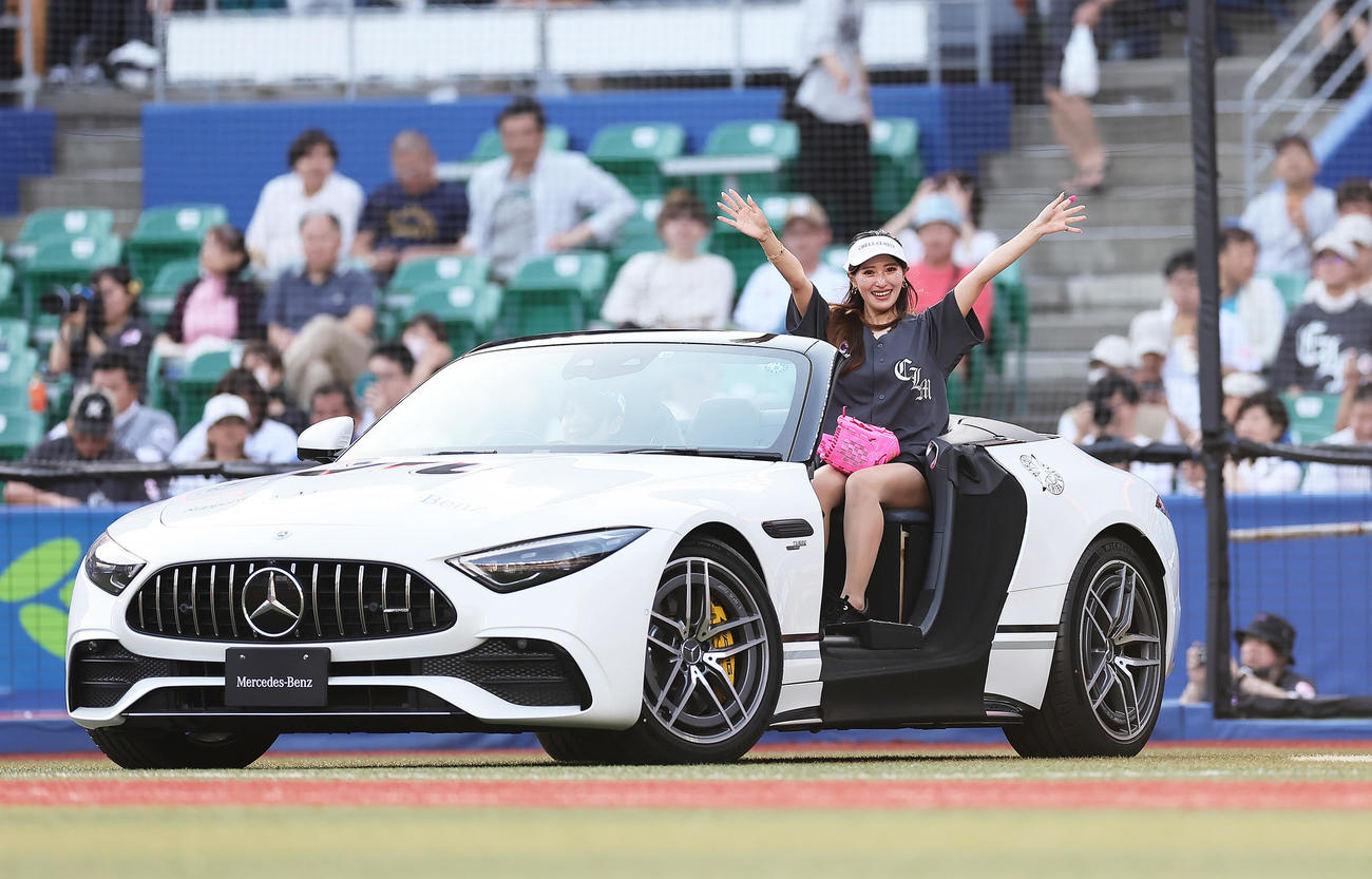リリーフカーでセレモニアルピッチに登場した女子ゴルフの臼井（撮影・足立雅史）