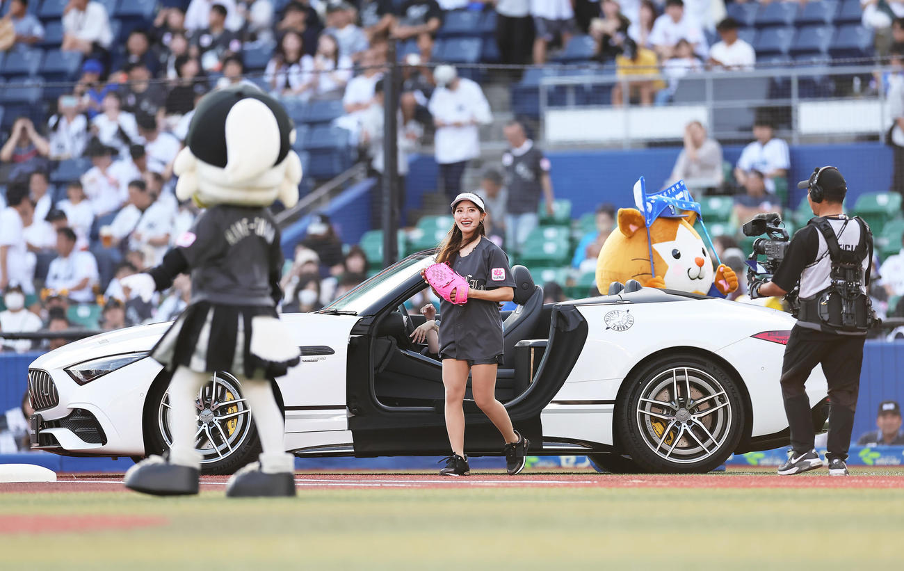 リリーフカーでセレモニアルピッチに登場した女子ゴルフの臼井（撮影・足立雅史）
