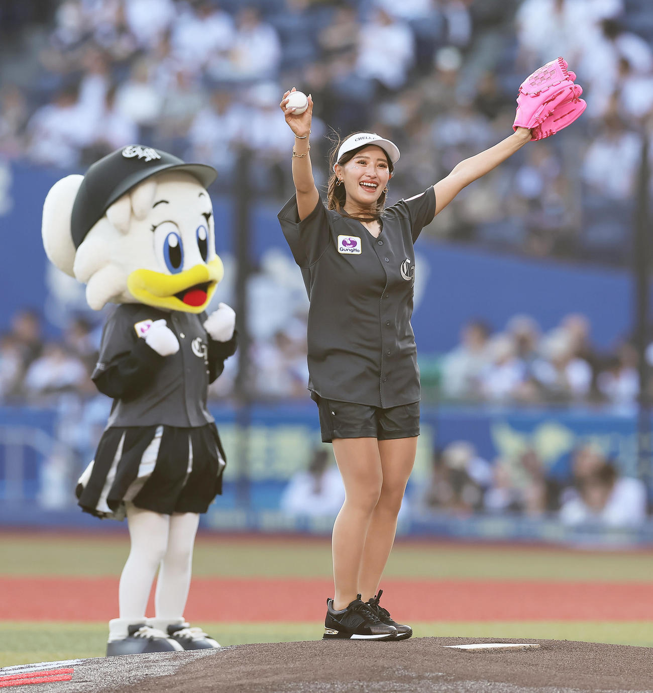 セレモニアルピッチを務めた女子ゴルフの臼井（撮影・足立雅史）