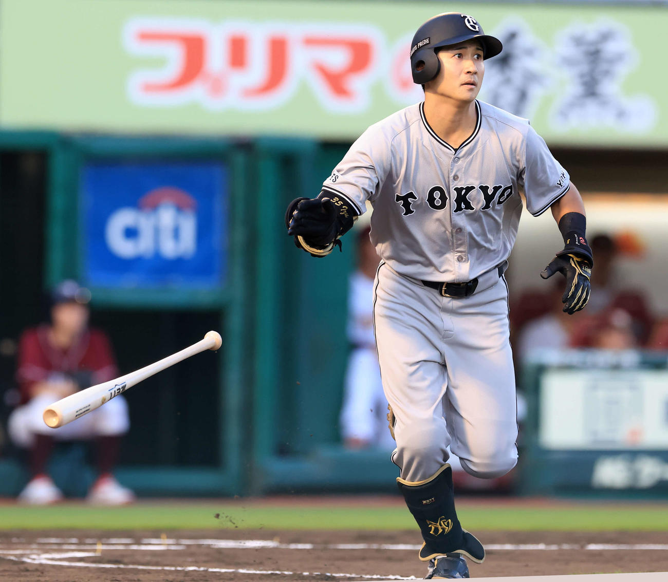 楽天対巨人　2回表巨人2死、泉口は右越えソロ本塁打を放つ（撮影・浅見桂子）