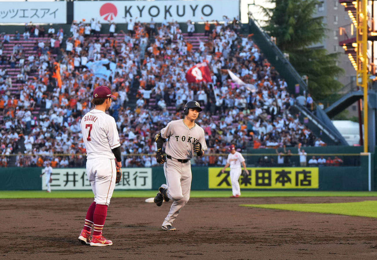 楽天対巨人　2回表巨人2死、右越えにソロ本塁打を放ち、ダイヤモンドを回る泉口（右）（撮影・菅敏）