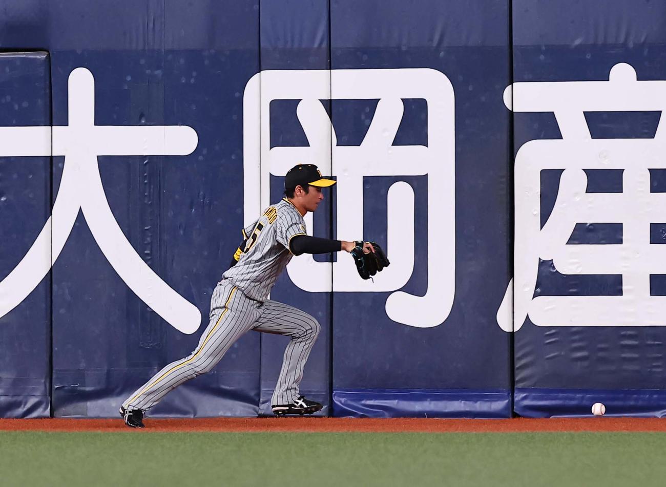 オリックス対阪神　5回裏オリックス2死三塁、頓宮の右中間先制適時二塁打の打球をエラーする近本（撮影・上田博志）
