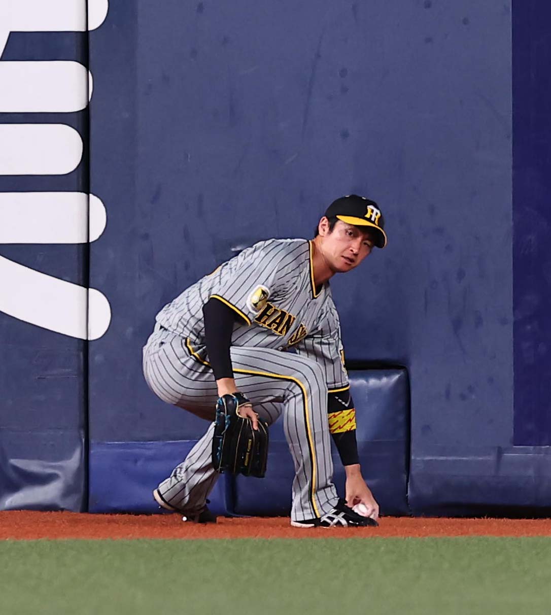 オリックス対阪神　5回裏オリックス2死三塁、頓宮の右中間先制適時二塁打の打球をエラーする近本（撮影・上田博志）