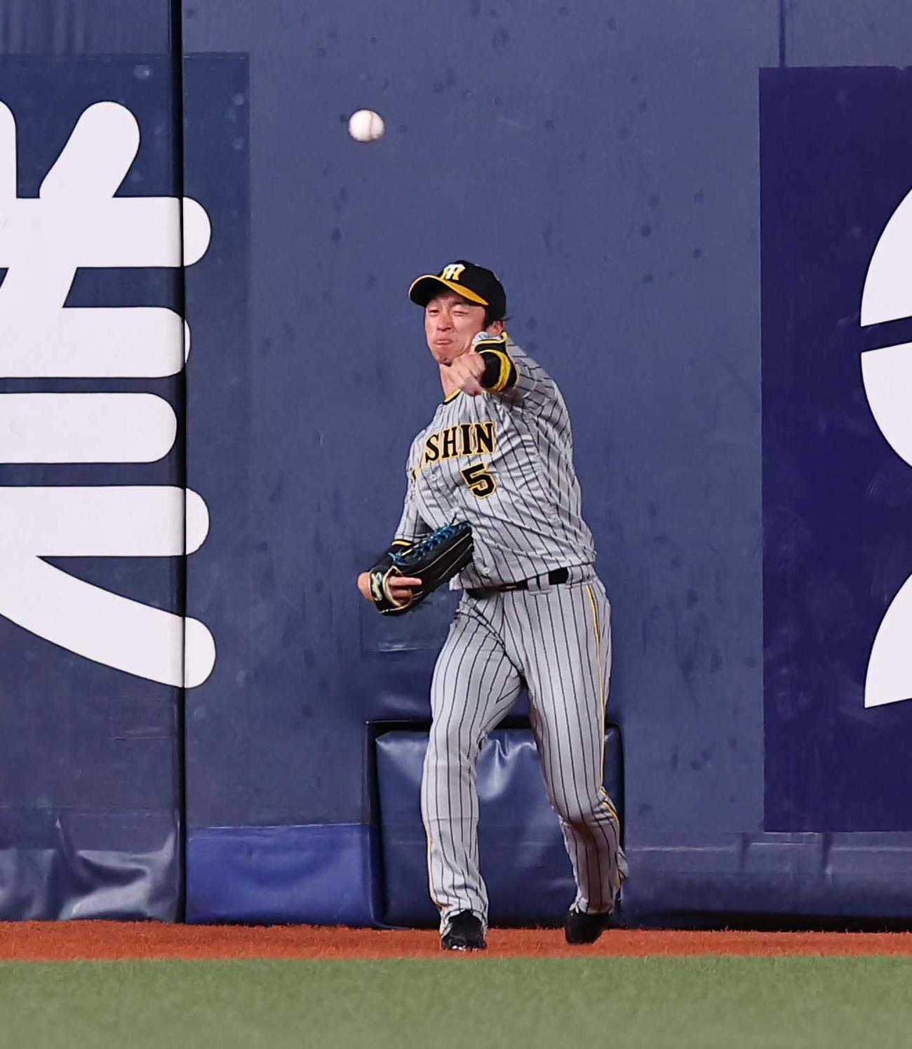 オリックス対阪神　5回裏オリックス2死三塁、頓宮の右中間先制適時二塁打の打球をエラーする近本（撮影・上田博志）