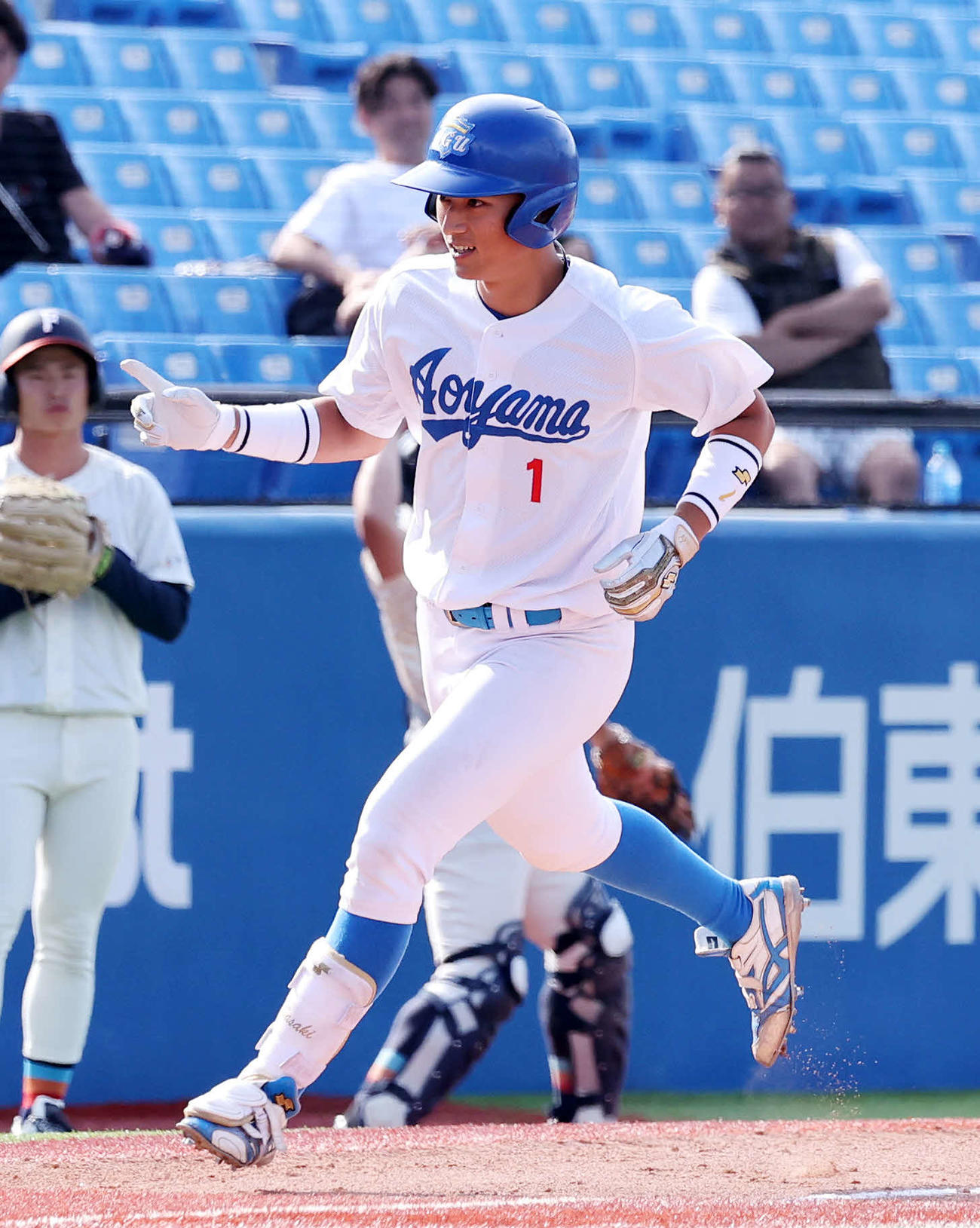 福井工大対青学大　7回裏青学大2死一塁、佐々木は左越え2点本塁打を放ちポーズを決める（撮影・鈴木正人）