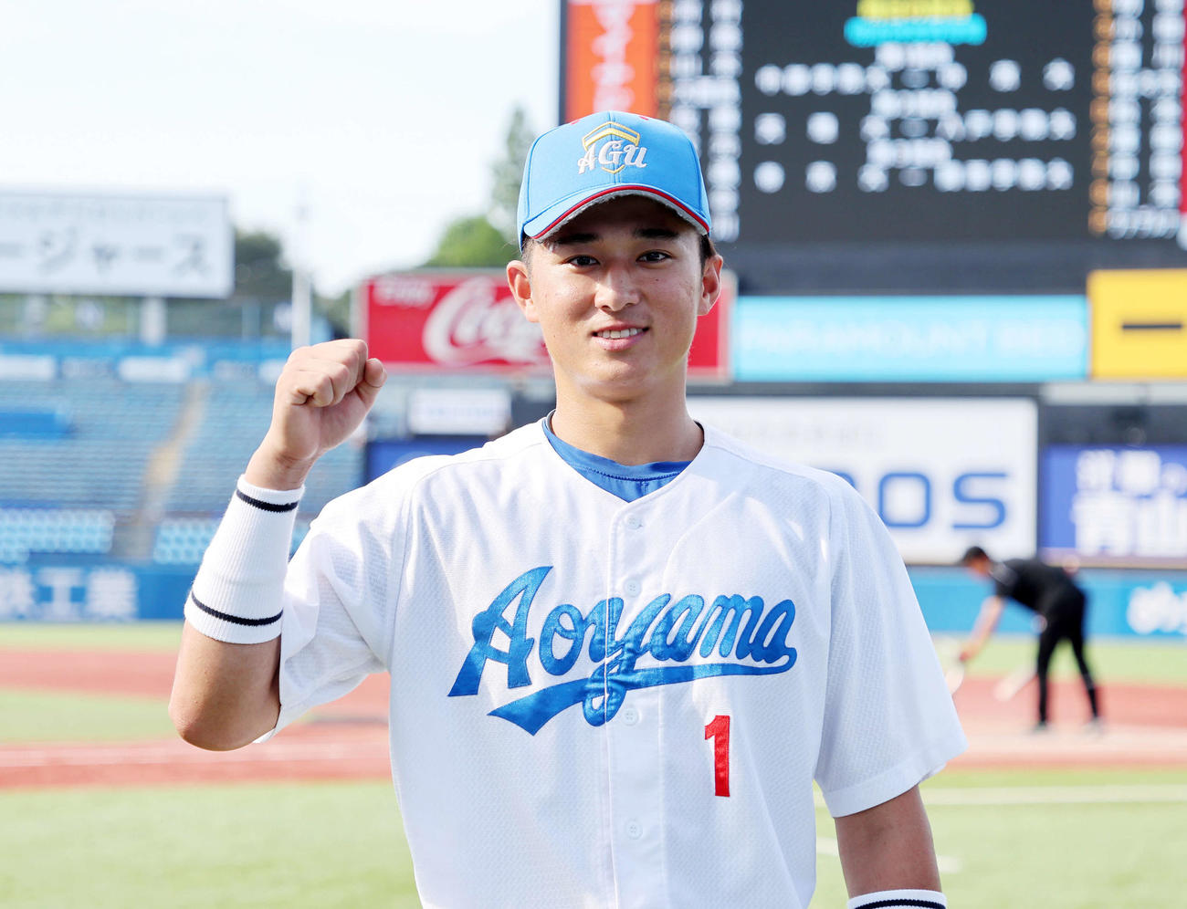 福井工大対青学大　勝利しガッツポーズする青学大・佐々木（撮影・鈴木正人）