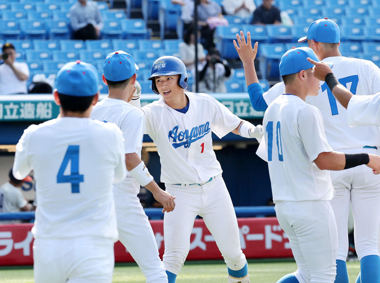 福井工大対青学大　7回裏青学大2死一塁、佐々木（中央）は左越え2点本塁打を放ち笑顔を見せる（撮影・鈴木正人）