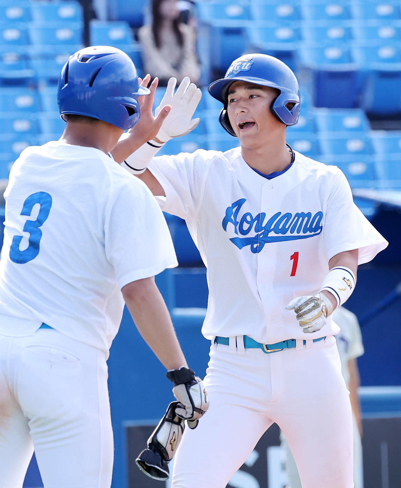 福井工大対青学大　7回裏青学大2死一塁、佐々木（右）は左越え2点本塁打を放ち西川とタッチ（撮影・鈴木正人）