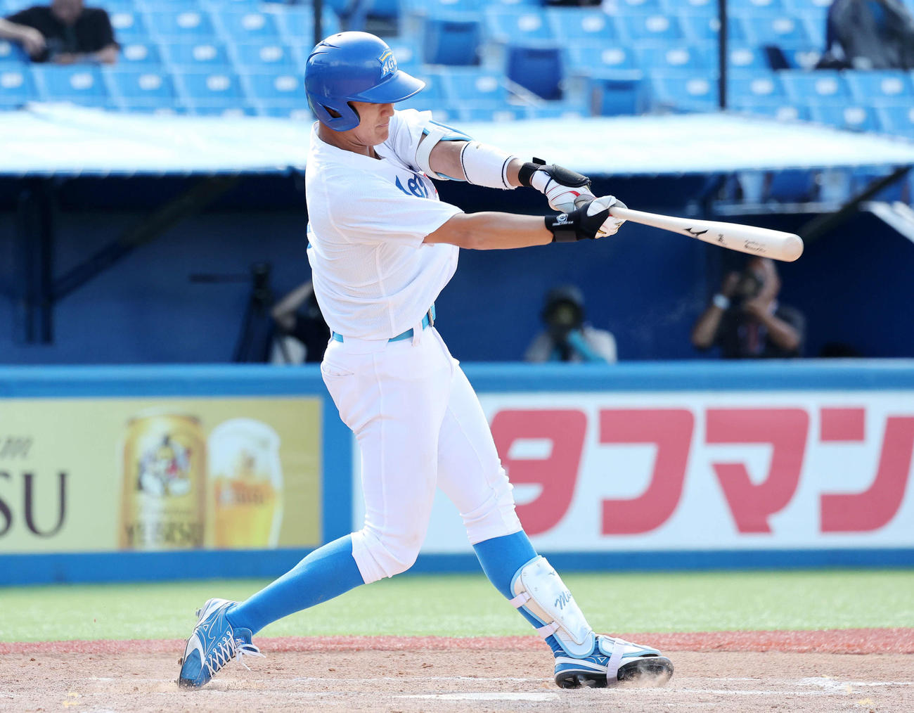 福井工大対青学大　7回裏青学大2死、西川は中前打を放つ（撮影・鈴木正人）