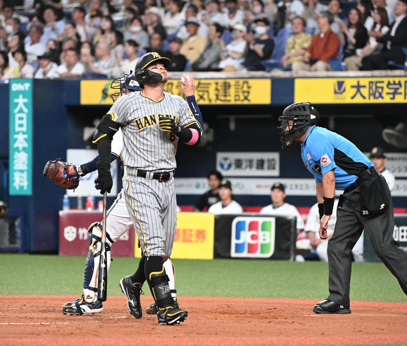 オリックス対阪神　4回表阪神1死一塁、空振り三振に倒れる佐藤輝（撮影・和賀正仁）