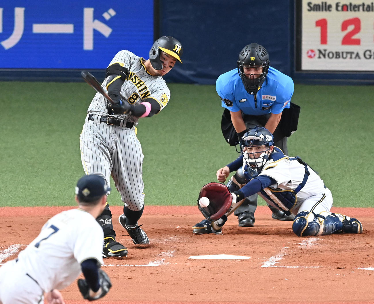 オリックス対阪神　4回表阪神1死一塁、佐藤輝は空振り三振に倒れる。投手曽谷（撮影・前岡正明）