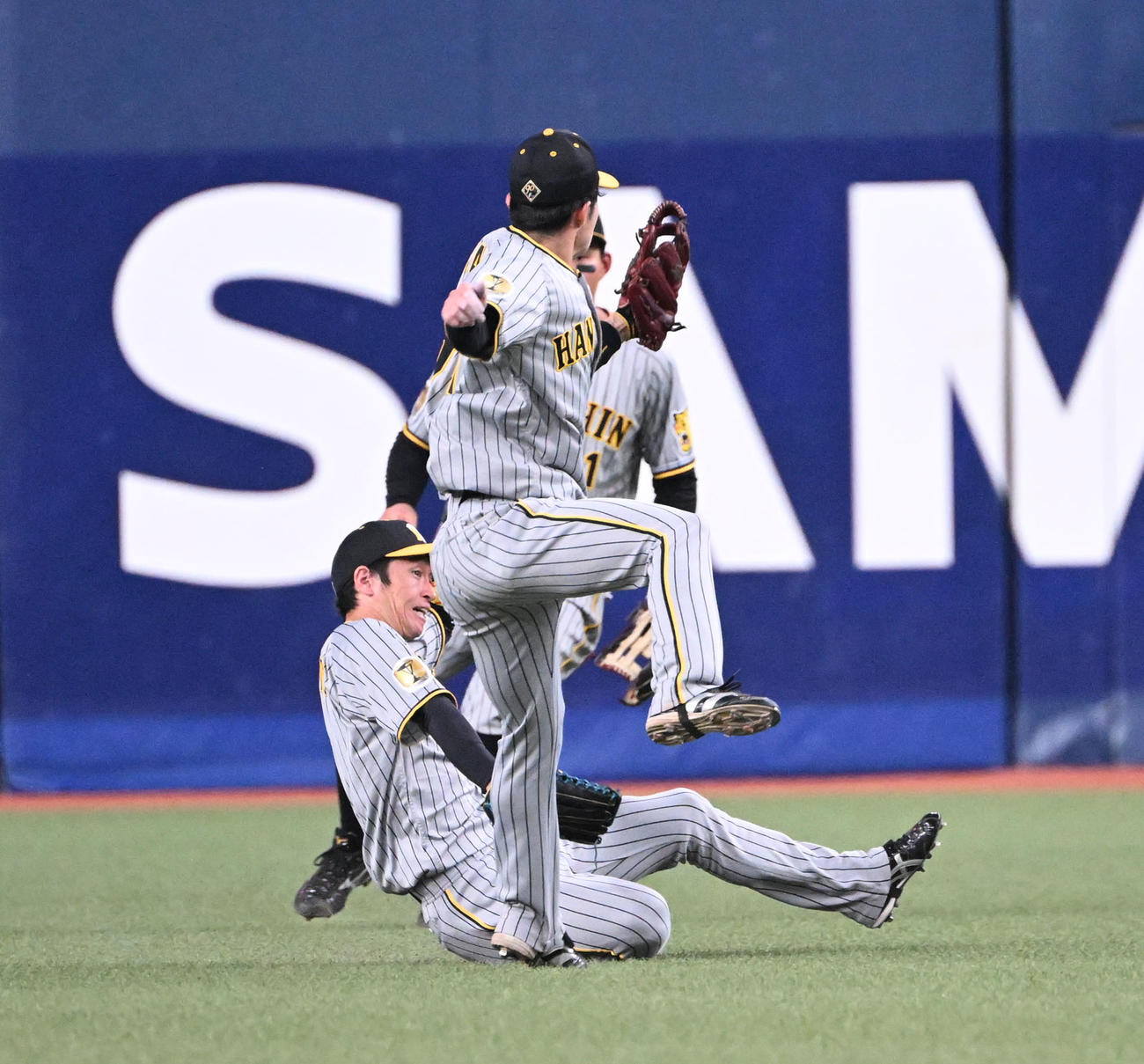 オリックス対阪神　7回裏オリックス1死、頓宮の飛球を好捕する二塁手中野（撮影・和賀正仁）