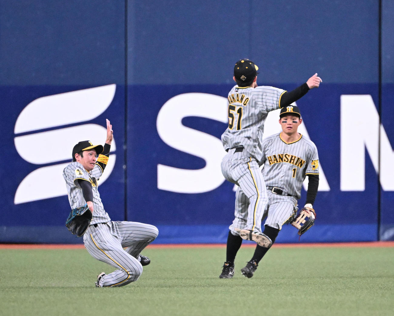 オリックス対阪神　7回裏オリックス1死、頓宮の飛球を好捕する二塁手中野（撮影・和賀正仁）