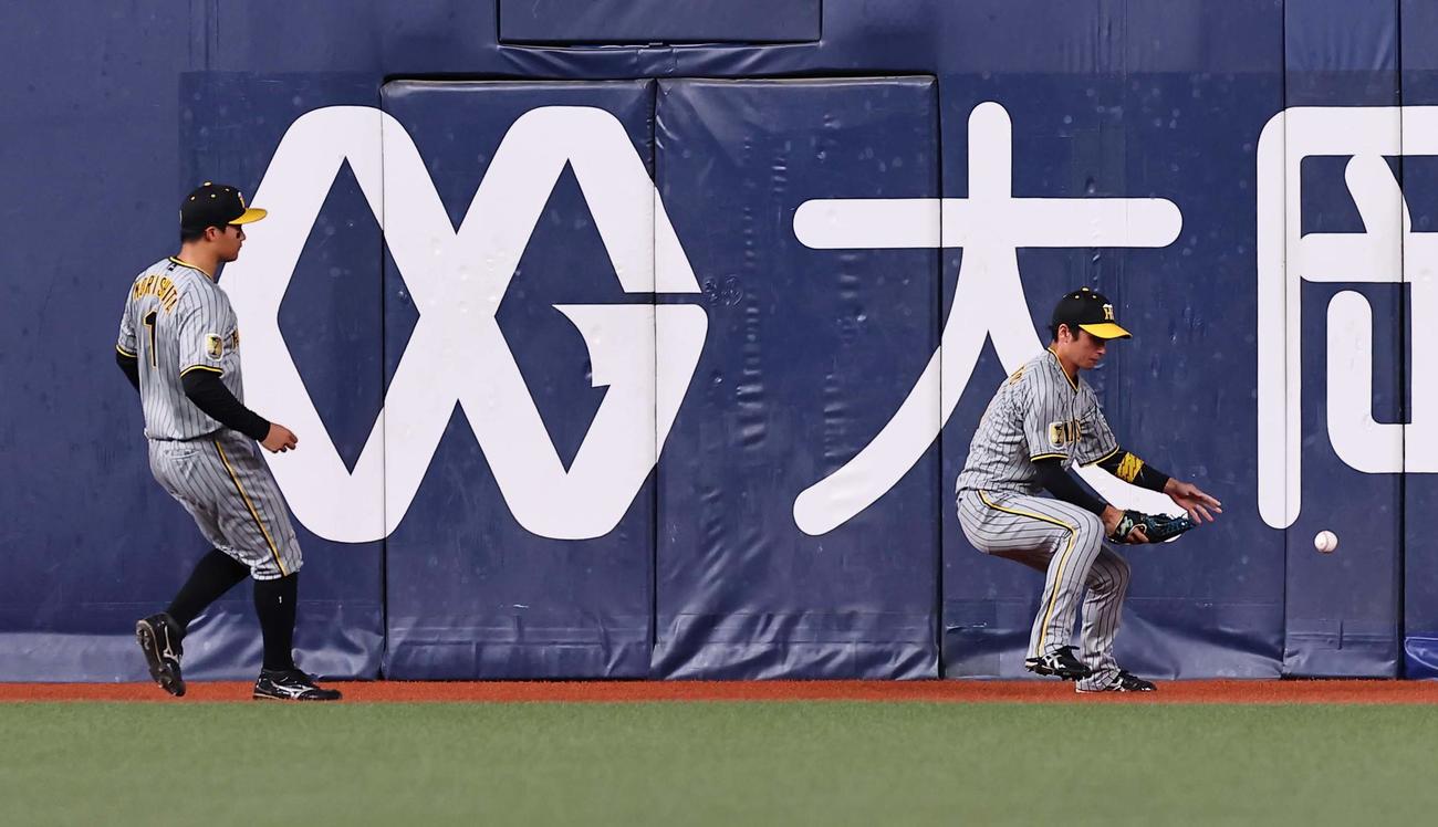 オリックス対阪神　5回裏オリックス2死三塁、頓宮の右中間先制適時二塁打の打球をエラーする近本（撮影・上田博志）