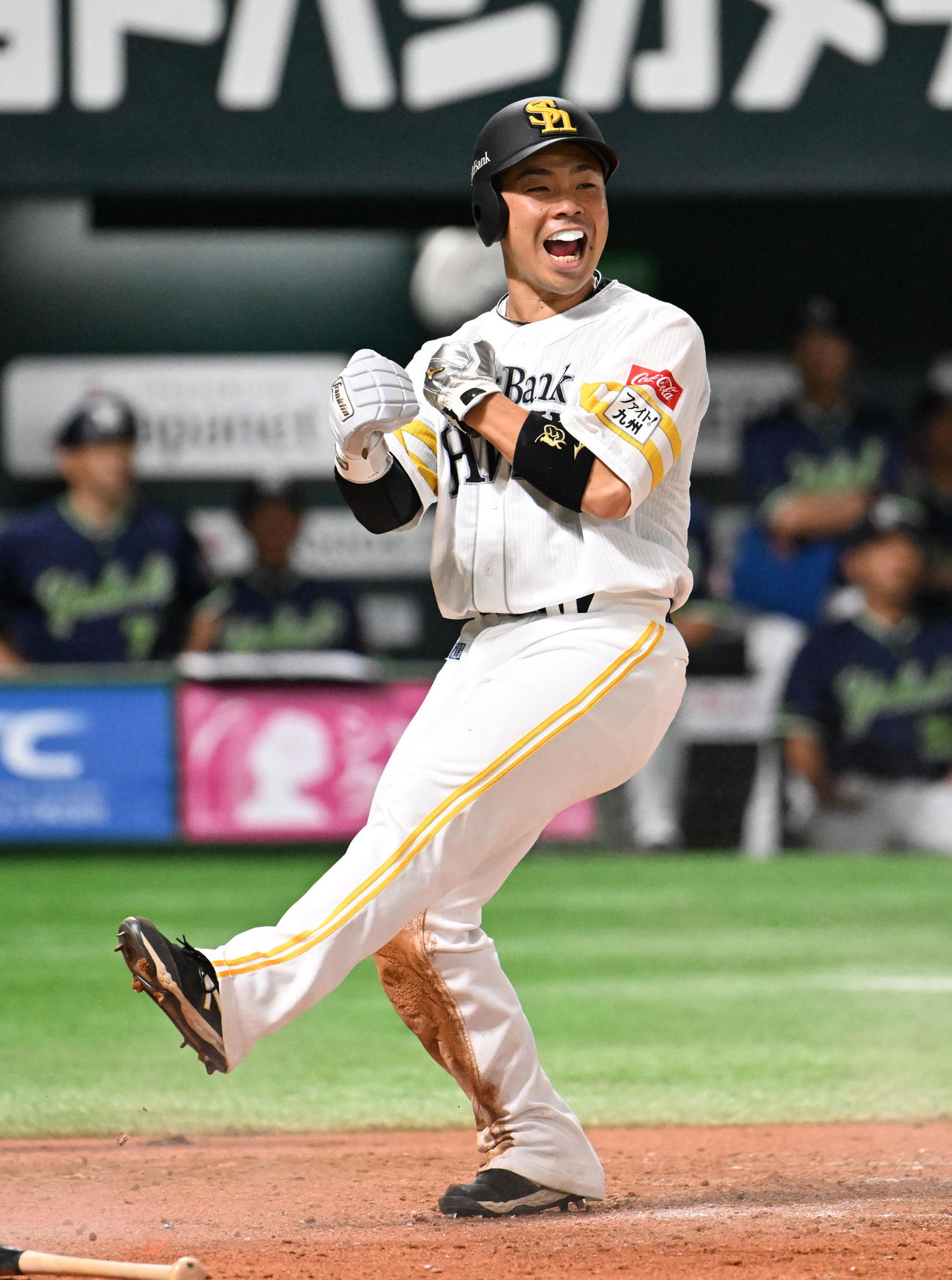 ソフトバンク対ヤクルト　7回裏ソフトバンク1死二、三塁、中村晃の勝ち越し適時打で生還した近藤は笑顔（撮影・林敢治）