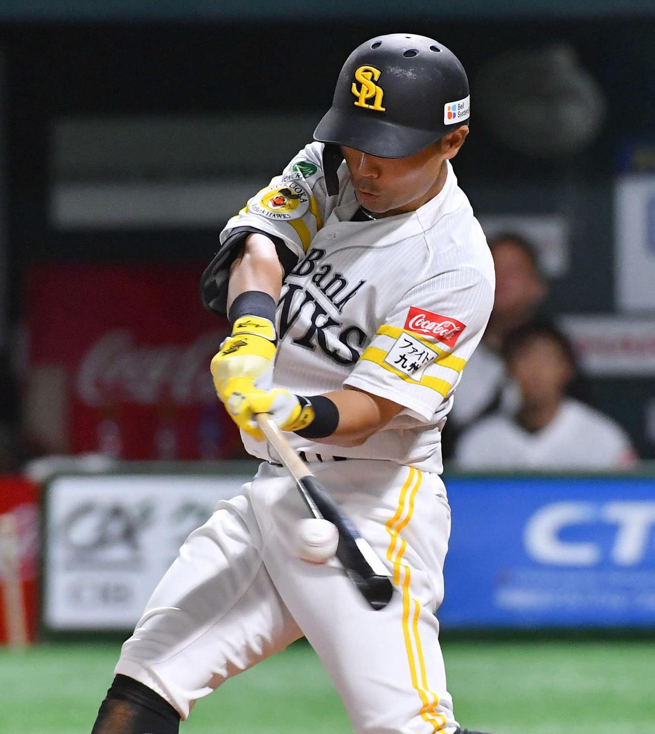 ソフトバンク対ヤクルト　7回裏ソフトバンク1死二、三塁、中村晃は勝ち越しの中前2点適時打を放つ（撮影・岩下翔太）