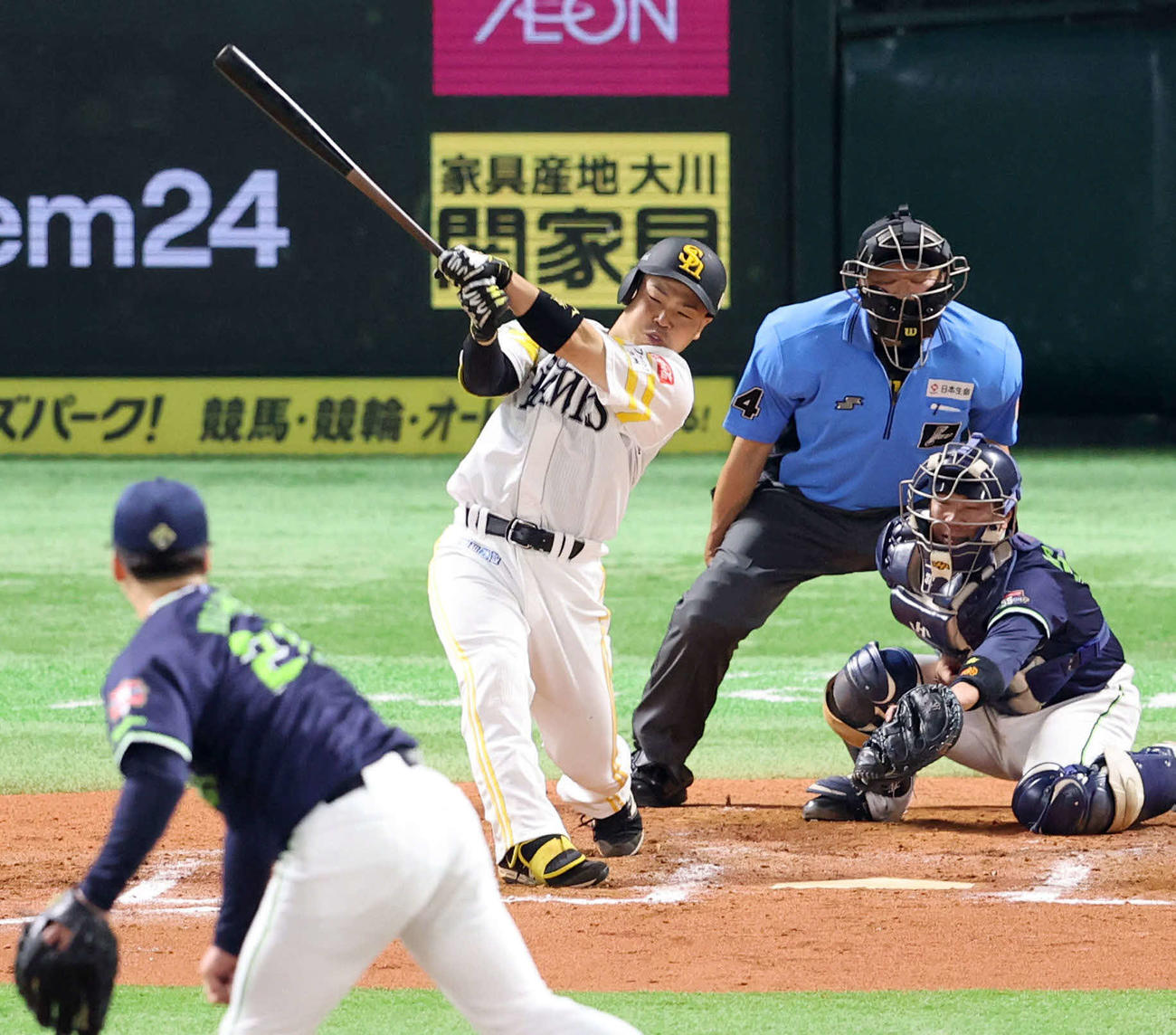 ソフトバンク対ヤクルト　7回裏ソフトバンク無死一、二塁、近藤は同点の右前適時打を放つ投手吉村（撮影・梅根麻紀）