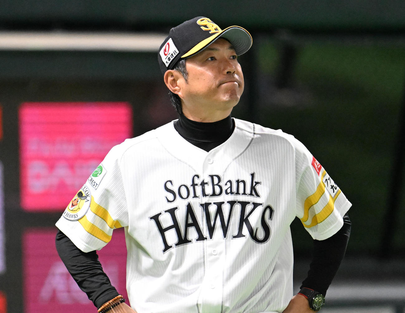ソフトバンク対ヤクルト　7回、投手交代を告げベンチに戻る小久保監督（撮影・林敢治）