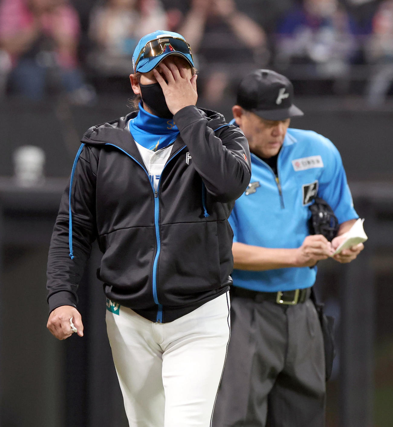 日本ハム対中日　選手交代を告げる日本ハム新庄監督（撮影・佐藤翔太）