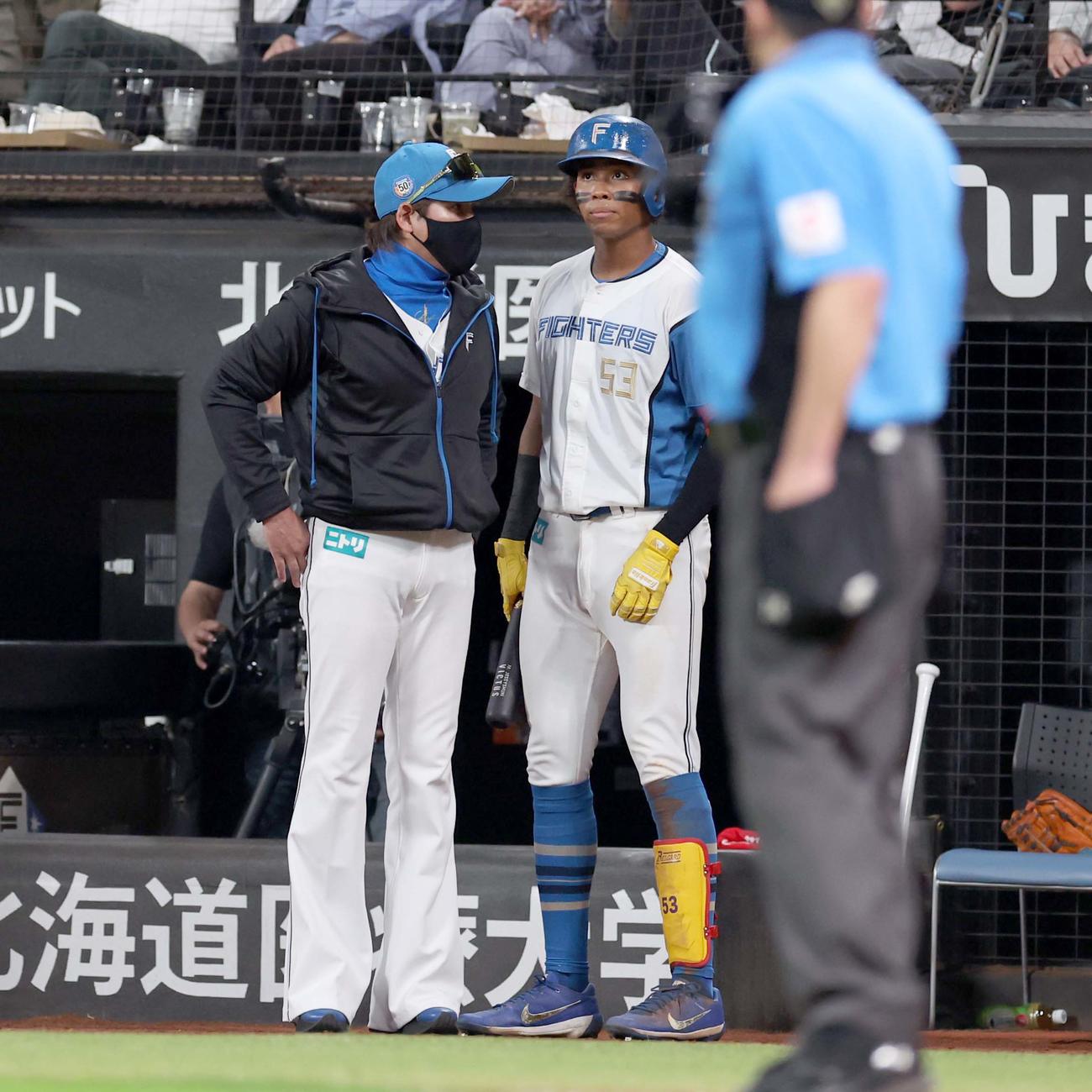 日本ハム対中日　8回裏日本ハム2死一塁、打席に入る前の水谷と話す新庄監督（撮影・黒川智章）