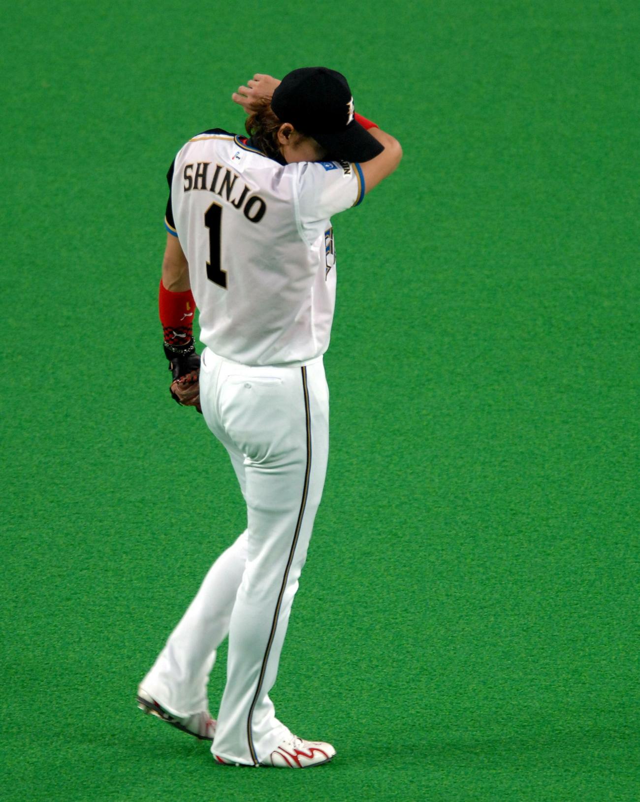 06年日本シリーズ第5戦、試合中に守備位置で涙をぬぐう新庄剛志
