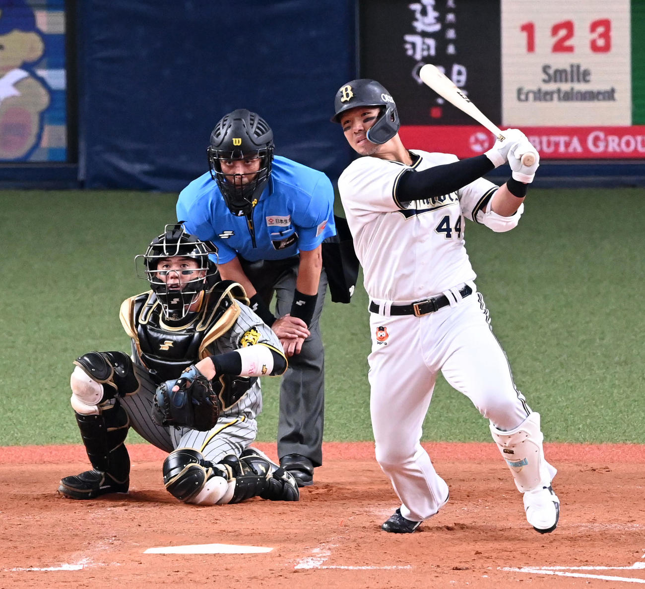 オリックス対阪神　5回裏オリックス2死三塁、頓宮は先制の中適時二塁打を放つ（撮影・前岡正明）