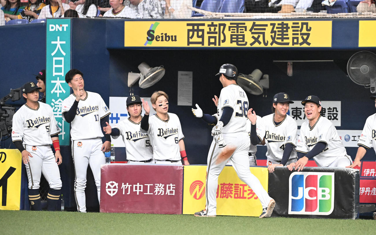 オリックス対阪神　6回裏オリックス1死一、三塁、西川の右前適時打で生還した来田をハイタッチで迎えるナイン（撮影・和賀正仁）
