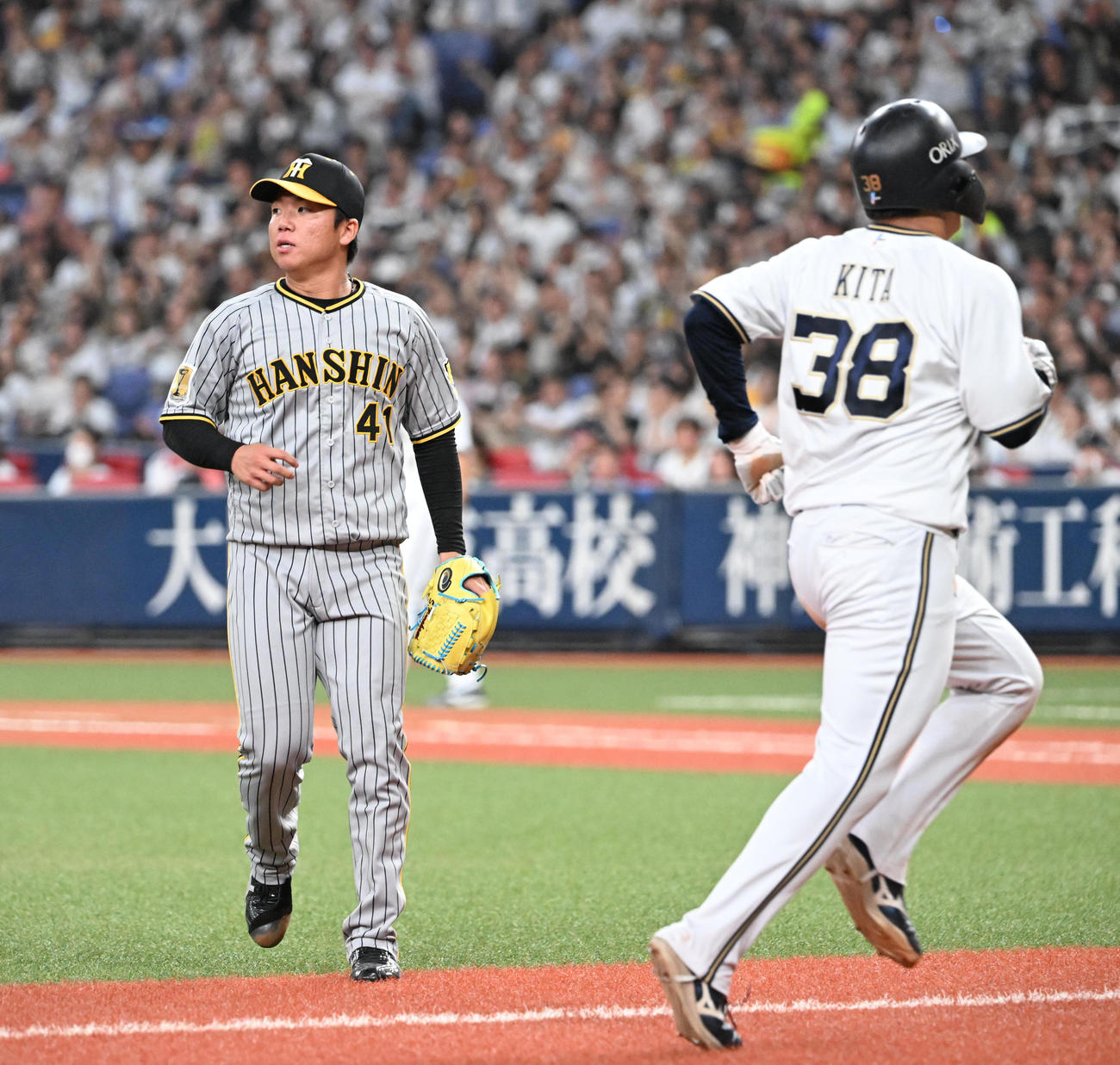 オリックス対阪神　8回裏オリックス1死二塁、太田に適時打を浴び来田（右）の生還を許す村上（撮影・和賀正仁）