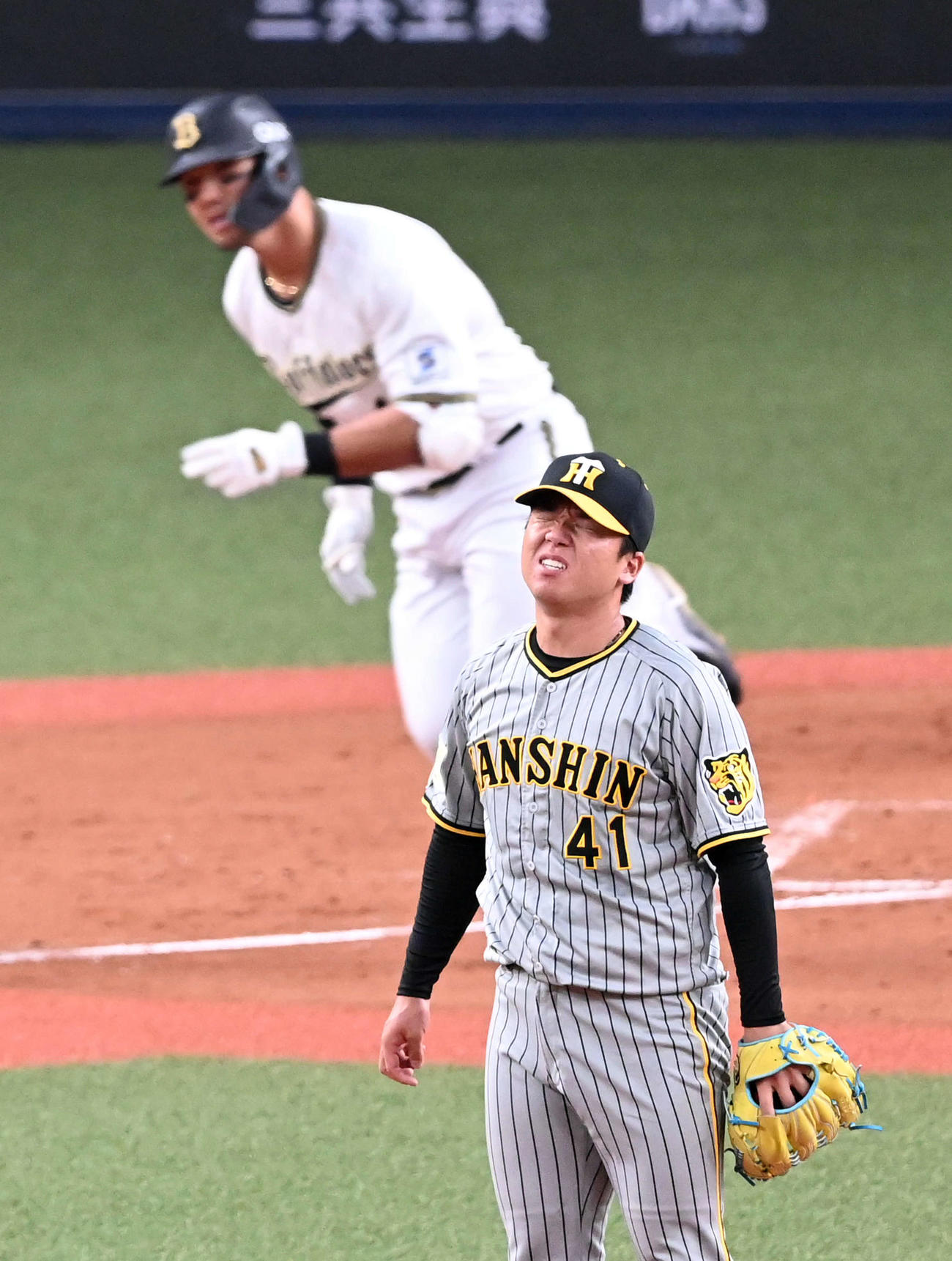 オリックス対阪神　5回裏オリックス2死三塁、頓宮に先制の中適時二塁打を許し悔しがる村上（撮影・前岡正明）