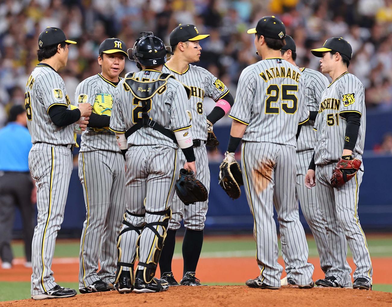 オリックス対阪神　6回裏オリックス1死一、三塁、西川に適時打を浴びた村上（左から2人目）はナインに声を掛けられる（撮影・上田博志）