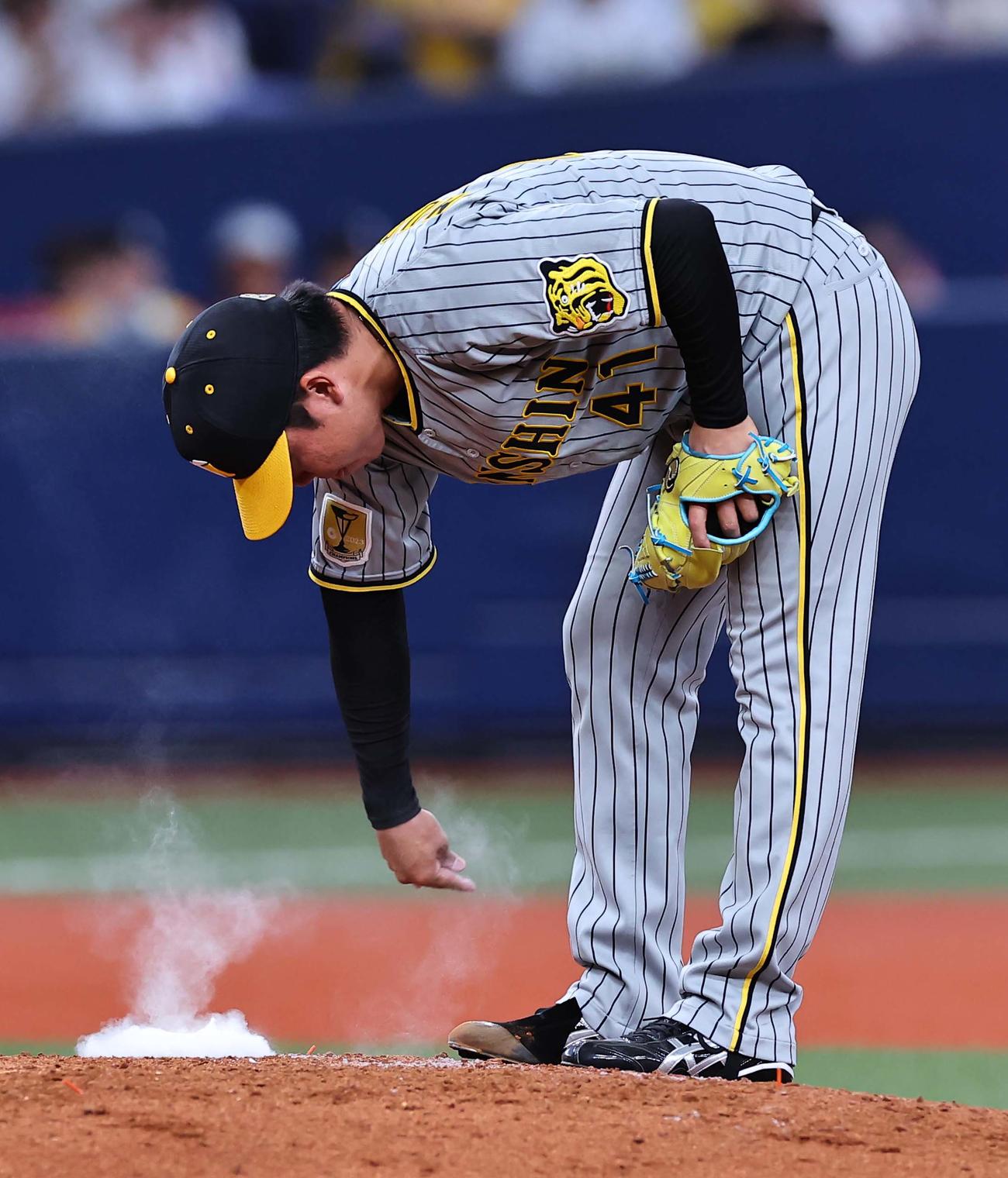 オリックス対阪神　8回、2失点した村上頌樹はロジンをマウンドにたたきつける（撮影・上田博志）