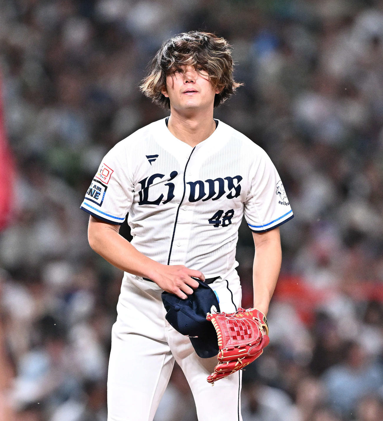 西武対広島　6回表を投げ終えた西武今井は落ちた帽子を拾い揚げる（撮影・滝沢徹郎）